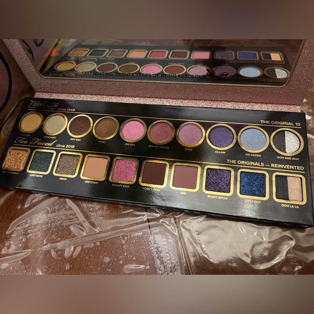 Too Faced Eyeshadow Palette with Gold and Purple Hues - Picture 3 of 5